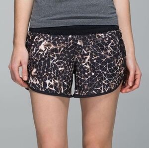 Lululemon Tracker Short III 4-way Stretch Star Crushed Multi / Black Size 6